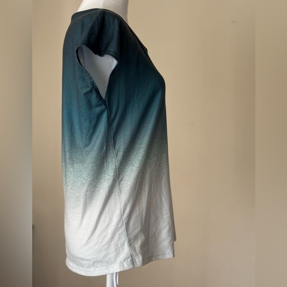 Gradient Teal and White Women's Top Size Medium - Picture 8 of 10